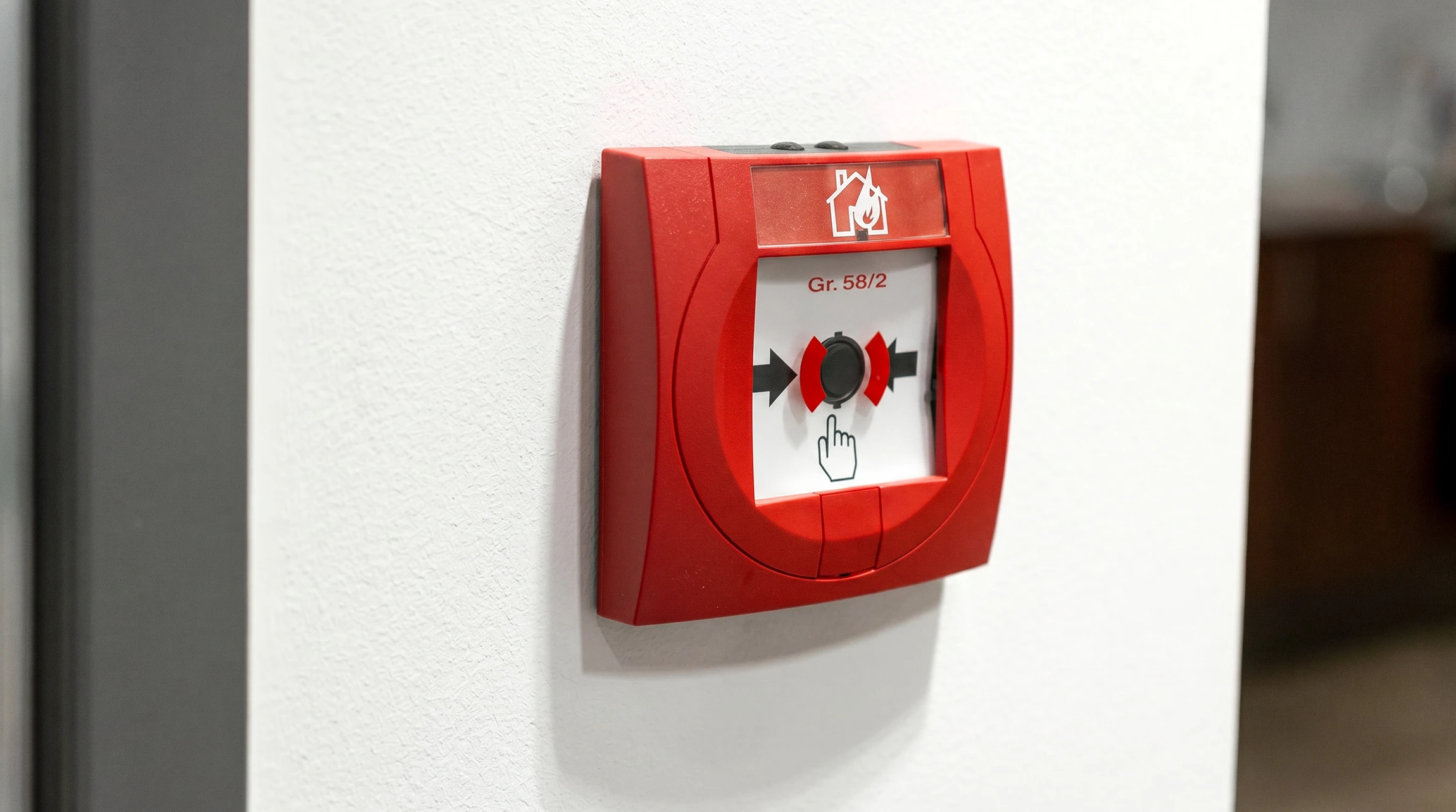 Gros plan ou vue d'ensemble d'une installation professionnelle de détecteurs de fumée et d'alarme incendie montés au plafond d'un bâtiment commercial ou résidentiel, avec au moins un détecteur clairement visible. La photo doit montrer l'équipement installé dans un contexte réaliste (plafond blanc ou structure intérieure), en mettant l'accent sur la qualité et la discrétion de l'installation, sans personnage visible. L'image doit avoir un niveau de qualité professionnelle, bien éclairée et nette.